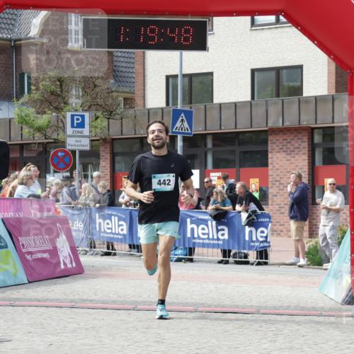 10.05.2026 - 8. Wedeler Halbmarathon Yannick Fuchs http://msf.ph/oto/9700051 10.05.2026 11:19:48 Ziel 279, 442, 2025 meine-sportfotos.de