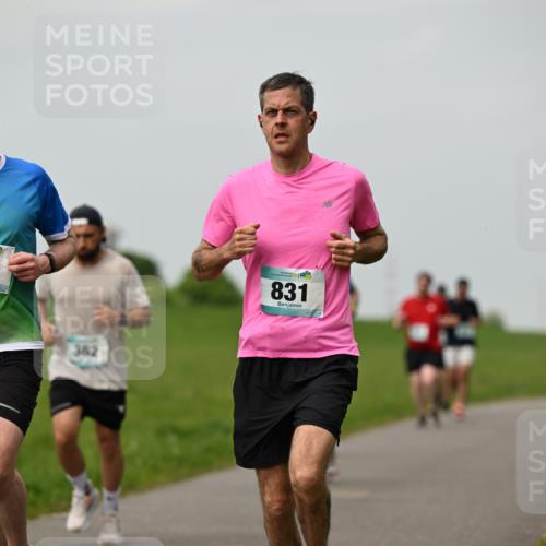 10.05.2026 - 8. Wedeler Halbmarathon Dr. Thomas Lammeyer http://msf.ph/oto/9700059 10.05.2026 11:38:56 Laufen 919, 362, 831 meine-sportfotos.de