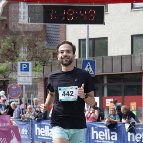 10.05.2026 - 8. Wedeler Halbmarathon Yannick Fuchs http://msf.ph/oto/9700060 10.05.2026 11:19:49 Ziel 279, 442, 619, 2025 meine-sportfotos.de