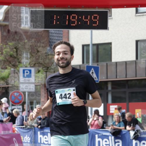 10.05.2026 - 8. Wedeler Halbmarathon Yannick Fuchs http://msf.ph/oto/9700063 10.05.2026 11:19:49 Ziel 279, 442, 619, 2025 meine-sportfotos.de