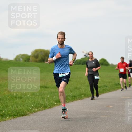 10.05.2026 - 8. Wedeler Halbmarathon Dr. Thomas Lammeyer http://msf.ph/oto/9700094 10.05.2026 11:39:00 Laufen 241 meine-sportfotos.de