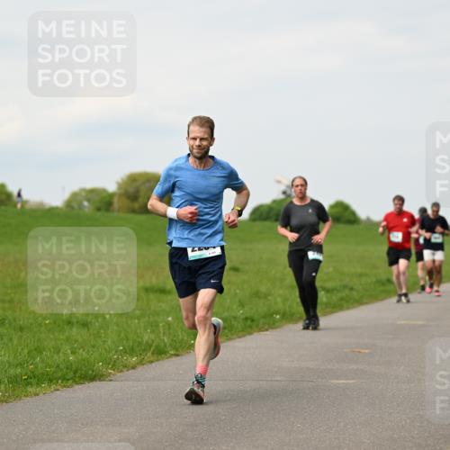 10.05.2026 - 8. Wedeler Halbmarathon Dr. Thomas Lammeyer http://msf.ph/oto/9700095 10.05.2026 11:39:00 Laufen  meine-sportfotos.de