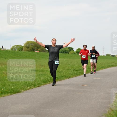 10.05.2026 - 8. Wedeler Halbmarathon Dr. Thomas Lammeyer http://msf.ph/oto/9700107 10.05.2026 11:39:02 Laufen 249, 905, 710 meine-sportfotos.de