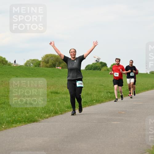 10.05.2026 - 8. Wedeler Halbmarathon Dr. Thomas Lammeyer http://msf.ph/oto/9700112 10.05.2026 11:39:02 Laufen 249 meine-sportfotos.de