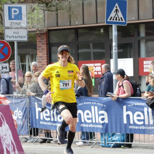 10.05.2026 - 8. Wedeler Halbmarathon Yannick Fuchs http://msf.ph/oto/9700150 10.05.2026 11:20:37 Ziel 788, 791 meine-sportfotos.de