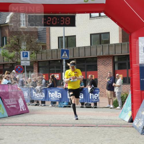 10.05.2026 - 8. Wedeler Halbmarathon Yannick Fuchs http://msf.ph/oto/9700161 10.05.2026 11:20:37 Ziel 788, 791 meine-sportfotos.de