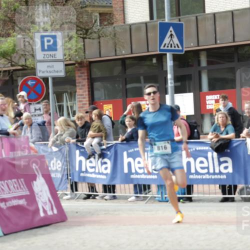 10.05.2026 - 8. Wedeler Halbmarathon Yannick Fuchs http://msf.ph/oto/9700224 10.05.2026 11:20:56 Ziel 816 meine-sportfotos.de
