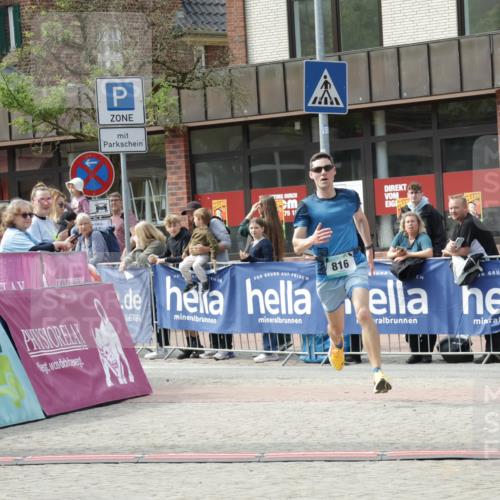 10.05.2026 - 8. Wedeler Halbmarathon Yannick Fuchs http://msf.ph/oto/9700228 10.05.2026 11:20:56 Ziel 816 meine-sportfotos.de