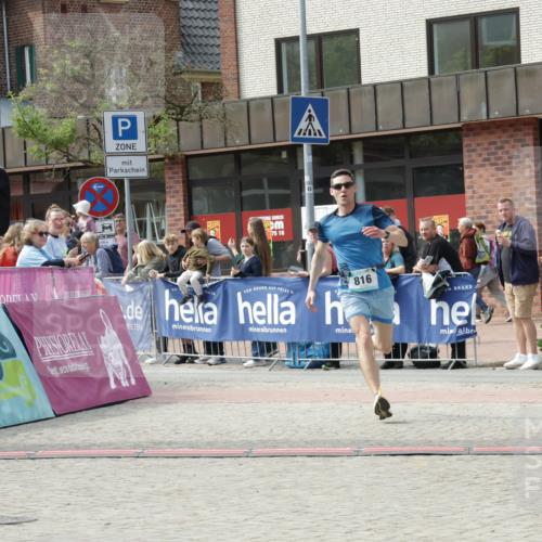10.05.2026 - 8. Wedeler Halbmarathon Yannick Fuchs http://msf.ph/oto/9700233 10.05.2026 11:20:56 Ziel 816 meine-sportfotos.de