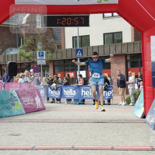 10.05.2026 - 8. Wedeler Halbmarathon Yannick Fuchs http://msf.ph/oto/9700243 10.05.2026 11:20:57 Ziel 816 meine-sportfotos.de