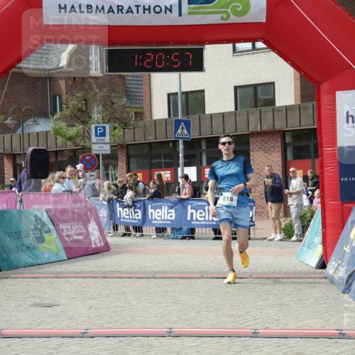 10.05.2026 - 8. Wedeler Halbmarathon Yannick Fuchs http://msf.ph/oto/9700248 10.05.2026 11:20:57 Ziel 816 meine-sportfotos.de