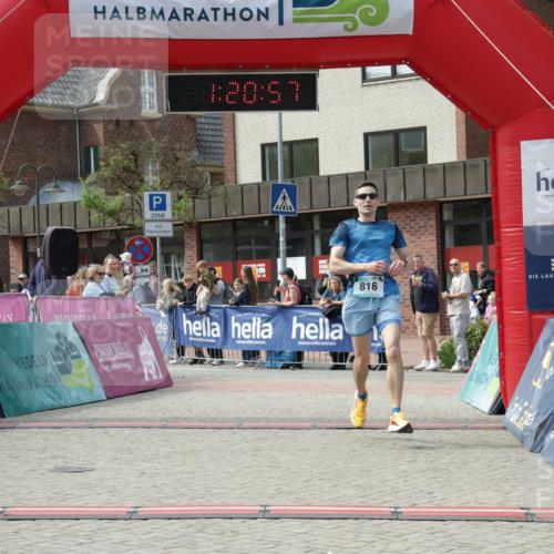 10.05.2026 - 8. Wedeler Halbmarathon Yannick Fuchs http://msf.ph/oto/9700250 10.05.2026 11:20:57 Ziel 816 meine-sportfotos.de