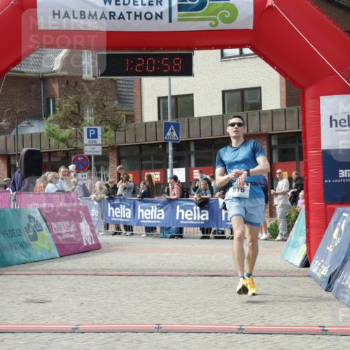 10.05.2026 - 8. Wedeler Halbmarathon Yannick Fuchs http://msf.ph/oto/9700256 10.05.2026 11:20:57 Ziel 816 meine-sportfotos.de