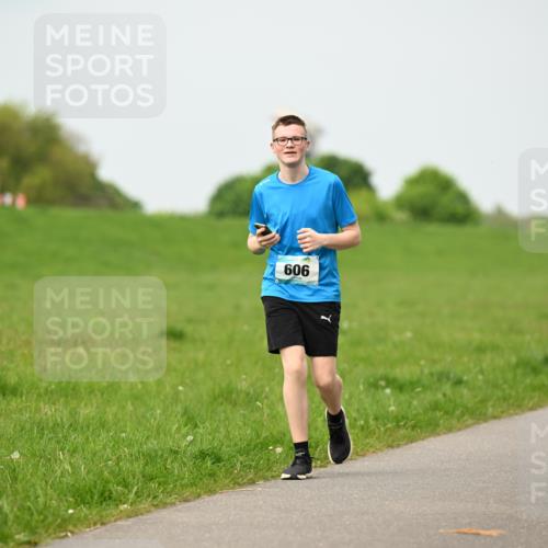 10.05.2026 - 8. Wedeler Halbmarathon Dr. Thomas Lammeyer http://msf.ph/oto/9700309 10.05.2026 11:39:25 Laufen 909 meine-sportfotos.de