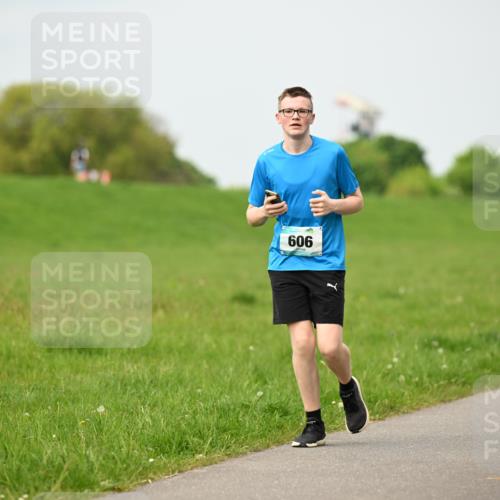 10.05.2026 - 8. Wedeler Halbmarathon Dr. Thomas Lammeyer http://msf.ph/oto/9700316 10.05.2026 11:39:25 Laufen 909 meine-sportfotos.de