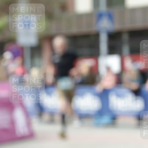 10.05.2026 - 8. Wedeler Halbmarathon Yannick Fuchs http://msf.ph/oto/9700364 10.05.2026 11:21:46 Ziel 828, 837, 2236 meine-sportfotos.de