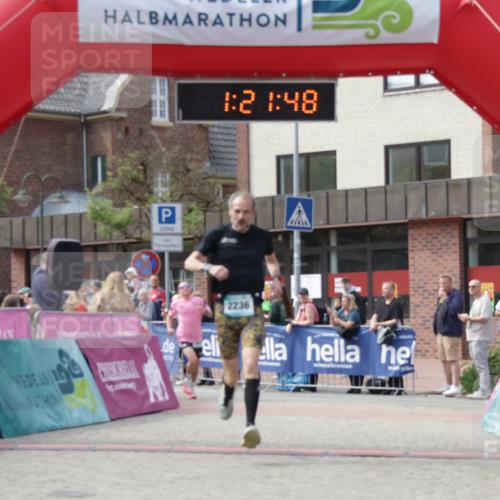 10.05.2026 - 8. Wedeler Halbmarathon Yannick Fuchs http://msf.ph/oto/9700374 10.05.2026 11:21:47 Ziel 828, 837, 2236 meine-sportfotos.de
