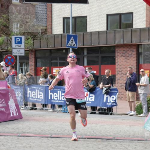 10.05.2026 - 8. Wedeler Halbmarathon Yannick Fuchs http://msf.ph/oto/9700386 10.05.2026 11:21:50 Ziel 828, 2236 meine-sportfotos.de