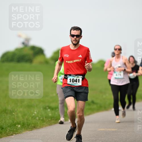 10.05.2026 - 8. Wedeler Halbmarathon Dr. Thomas Lammeyer http://msf.ph/oto/9700462 10.05.2026 11:39:43 Laufen 1041 meine-sportfotos.de