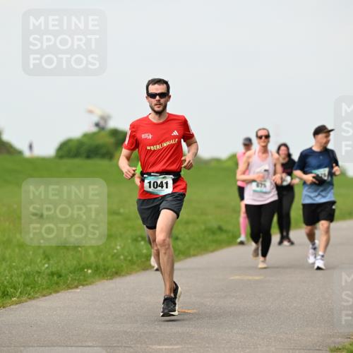 10.05.2026 - 8. Wedeler Halbmarathon Dr. Thomas Lammeyer http://msf.ph/oto/9700469 10.05.2026 11:39:44 Laufen 1041 meine-sportfotos.de