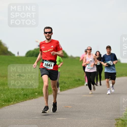 10.05.2026 - 8. Wedeler Halbmarathon Dr. Thomas Lammeyer http://msf.ph/oto/9700471 10.05.2026 11:39:44 Laufen 1041 meine-sportfotos.de