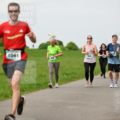 10.05.2026 - 8. Wedeler Halbmarathon Dr. Thomas Lammeyer http://msf.ph/oto/9700478 10.05.2026 11:39:45 Laufen 1041, 675, 456, 064 meine-sportfotos.de