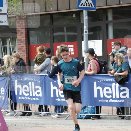 10.05.2026 - 8. Wedeler Halbmarathon Yannick Fuchs http://msf.ph/oto/9700509 10.05.2026 11:22:34 Ziel 551, 552 meine-sportfotos.de