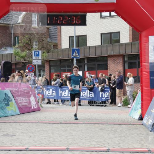 10.05.2026 - 8. Wedeler Halbmarathon Yannick Fuchs http://msf.ph/oto/9700519 10.05.2026 11:22:35 Ziel 551, 552 meine-sportfotos.de