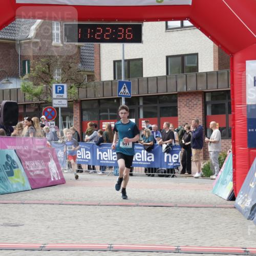 10.05.2026 - 8. Wedeler Halbmarathon Yannick Fuchs http://msf.ph/oto/9700522 10.05.2026 11:22:35 Ziel 551, 552 meine-sportfotos.de