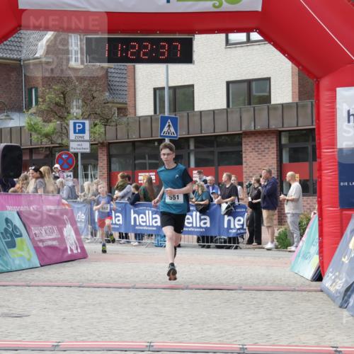 10.05.2026 - 8. Wedeler Halbmarathon Yannick Fuchs http://msf.ph/oto/9700525 10.05.2026 11:22:35 Ziel 551, 552 meine-sportfotos.de