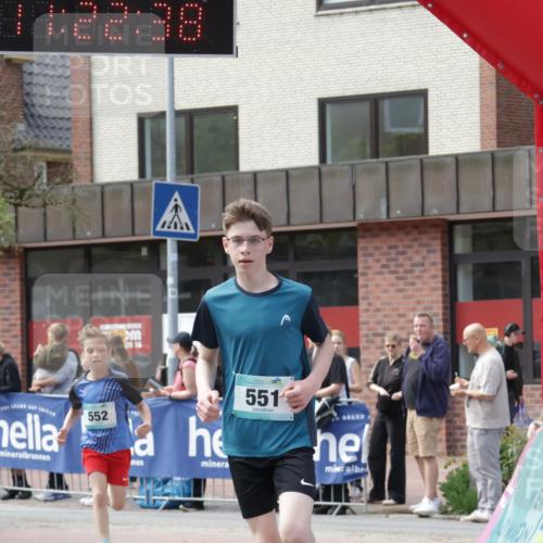 10.05.2026 - 8. Wedeler Halbmarathon Yannick Fuchs http://msf.ph/oto/9700530 10.05.2026 11:22:36 Ziel 551, 552 meine-sportfotos.de