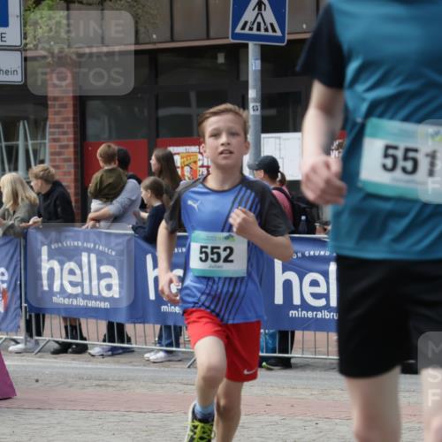 10.05.2026 - 8. Wedeler Halbmarathon Yannick Fuchs http://msf.ph/oto/9700535 10.05.2026 11:22:37 Ziel 551, 552 meine-sportfotos.de