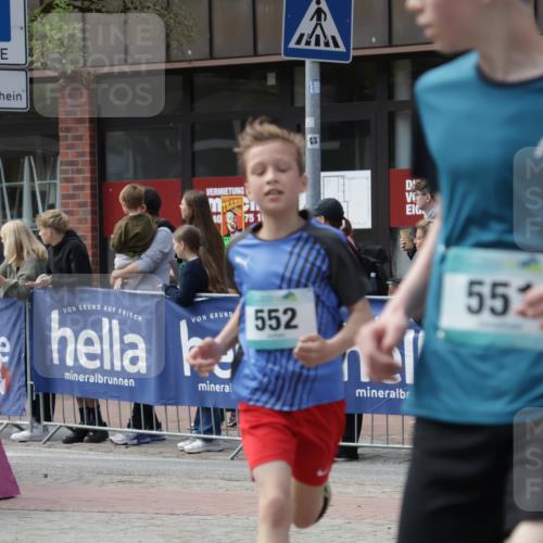 10.05.2026 - 8. Wedeler Halbmarathon Yannick Fuchs http://msf.ph/oto/9700537 10.05.2026 11:22:37 Ziel 551, 552 meine-sportfotos.de