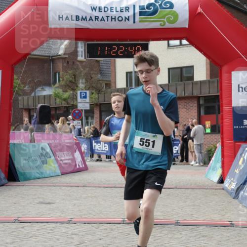 10.05.2026 - 8. Wedeler Halbmarathon Yannick Fuchs http://msf.ph/oto/9700540 10.05.2026 11:22:38 Ziel 551, 552 meine-sportfotos.de