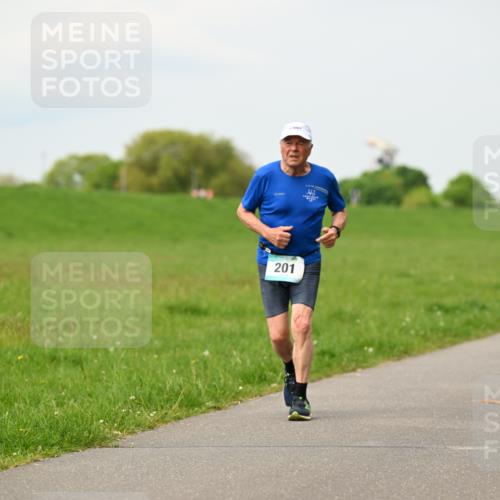 10.05.2026 - 8. Wedeler Halbmarathon Dr. Thomas Lammeyer http://msf.ph/oto/9700543 10.05.2026 11:39:56 Laufen 201 meine-sportfotos.de