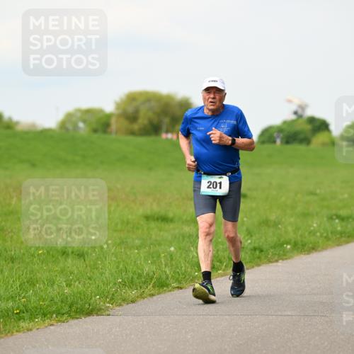 10.05.2026 - 8. Wedeler Halbmarathon Dr. Thomas Lammeyer http://msf.ph/oto/9700545 10.05.2026 11:39:57 Laufen 201, 3161 meine-sportfotos.de
