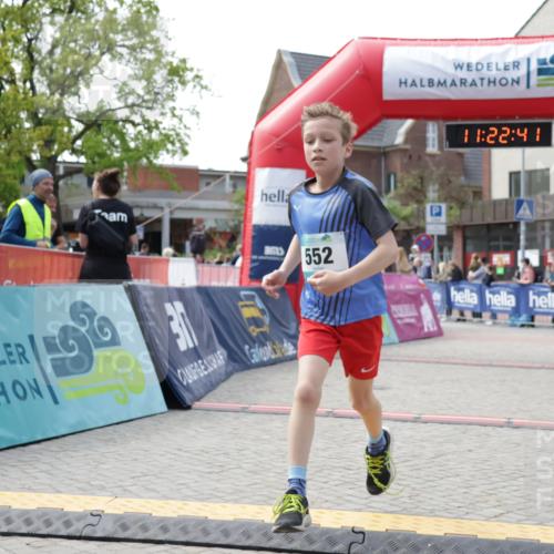 10.05.2026 - 8. Wedeler Halbmarathon Yannick Fuchs http://msf.ph/oto/9700550 10.05.2026 11:22:39 Ziel 551, 552 meine-sportfotos.de