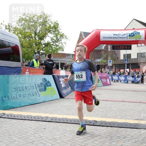 10.05.2026 - 8. Wedeler Halbmarathon Yannick Fuchs http://msf.ph/oto/9700553 10.05.2026 11:22:39 Ziel 551, 552 meine-sportfotos.de