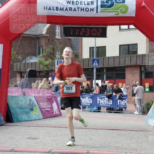 10.05.2026 - 8. Wedeler Halbmarathon Yannick Fuchs http://msf.ph/oto/9700645 10.05.2026 11:23:00 Ziel 251, 2217 meine-sportfotos.de