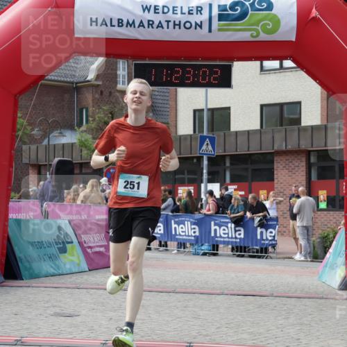 10.05.2026 - 8. Wedeler Halbmarathon Yannick Fuchs http://msf.ph/oto/9700650 10.05.2026 11:23:00 Ziel 251, 2217 meine-sportfotos.de
