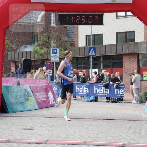 10.05.2026 - 8. Wedeler Halbmarathon Yannick Fuchs http://msf.ph/oto/9700672 10.05.2026 11:23:05 Ziel 251, 2235 meine-sportfotos.de