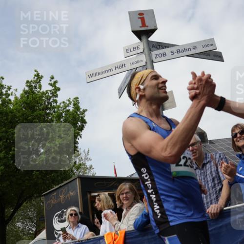 10.05.2026 - 8. Wedeler Halbmarathon Yannick Fuchs http://msf.ph/oto/9700701 10.05.2026 11:23:13 Ziel  meine-sportfotos.de