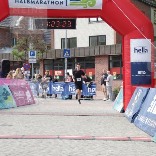 10.05.2026 - 8. Wedeler Halbmarathon Yannick Fuchs http://msf.ph/oto/9700717 10.05.2026 11:23:21 Ziel 786, 896 meine-sportfotos.de