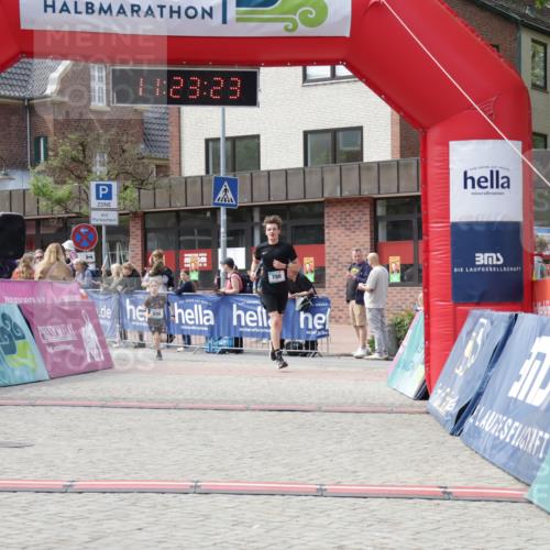 10.05.2026 - 8. Wedeler Halbmarathon Yannick Fuchs http://msf.ph/oto/9700720 10.05.2026 11:23:21 Ziel 786, 896 meine-sportfotos.de
