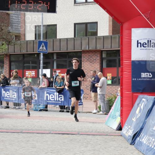 10.05.2026 - 8. Wedeler Halbmarathon Yannick Fuchs http://msf.ph/oto/9700726 10.05.2026 11:23:22 Ziel 786, 896 meine-sportfotos.de