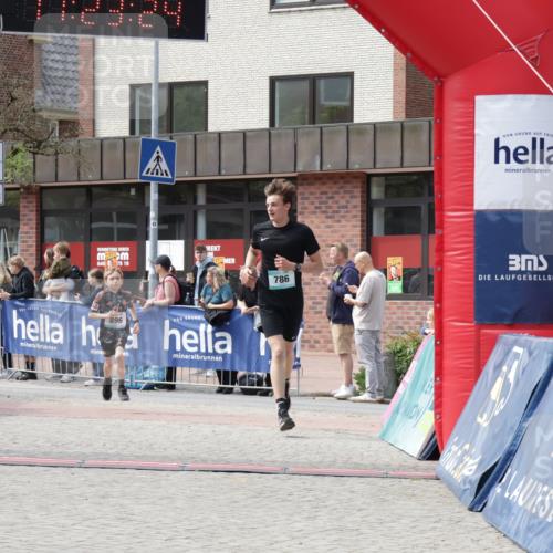 10.05.2026 - 8. Wedeler Halbmarathon Yannick Fuchs http://msf.ph/oto/9700729 10.05.2026 11:23:22 Ziel 786, 896 meine-sportfotos.de