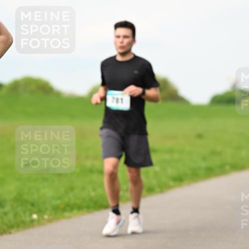 10.05.2026 - 8. Wedeler Halbmarathon Dr. Thomas Lammeyer http://msf.ph/oto/9700759 10.05.2026 11:40:25 Laufen 781 meine-sportfotos.de