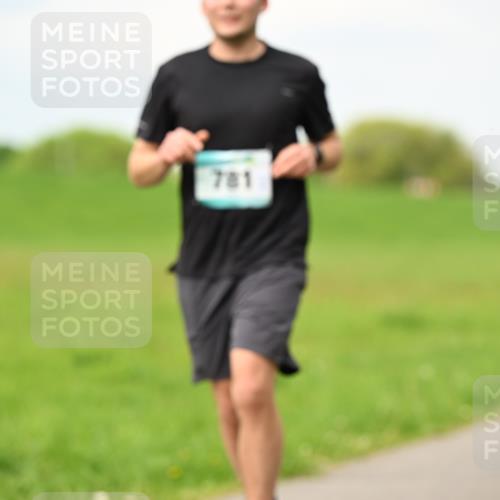 10.05.2026 - 8. Wedeler Halbmarathon Dr. Thomas Lammeyer http://msf.ph/oto/9700763 10.05.2026 11:40:26 Laufen 781 meine-sportfotos.de