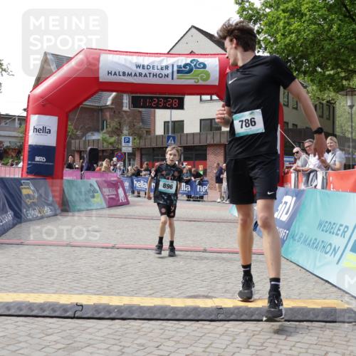 10.05.2026 - 8. Wedeler Halbmarathon Yannick Fuchs http://msf.ph/oto/9700772 10.05.2026 11:23:27 Ziel 786, 896 meine-sportfotos.de