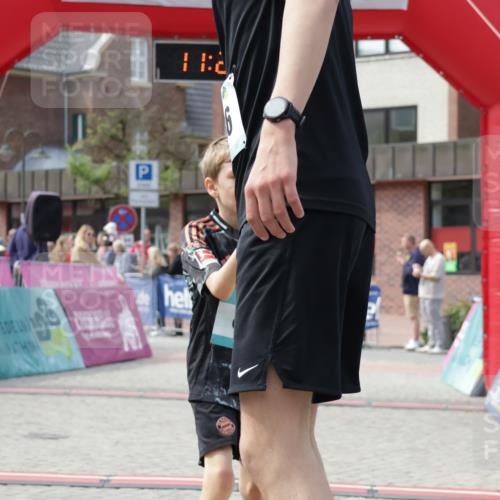 10.05.2026 - 8. Wedeler Halbmarathon Yannick Fuchs http://msf.ph/oto/9700779 10.05.2026 11:23:29 Ziel 786, 896 meine-sportfotos.de